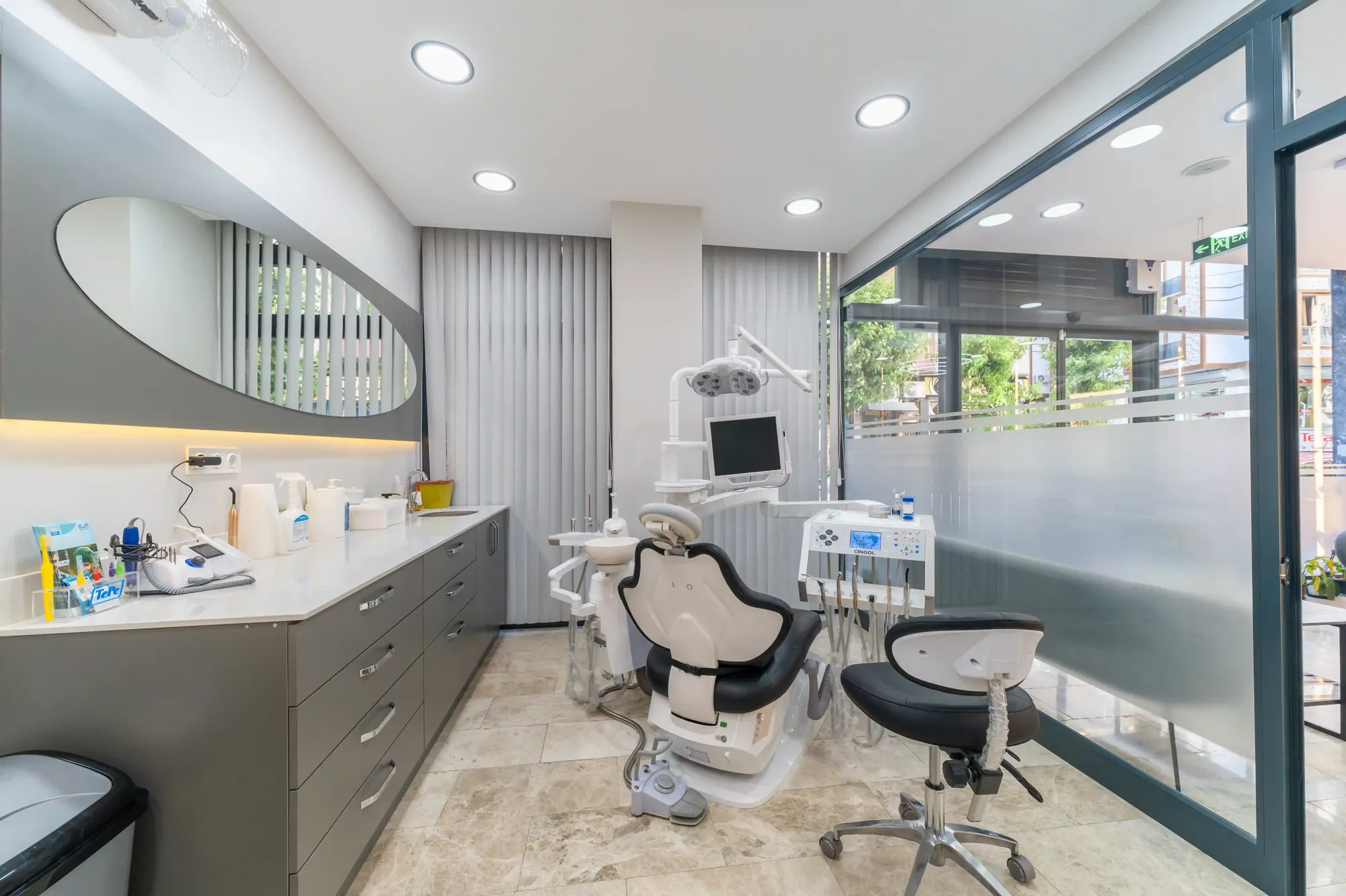 Modern treatment room at Günaydın Dental Clinic